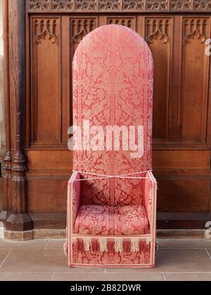 Antiker Stuhl mit hoher Rückenlehne in der Great Hall, Eltham Palace, London, Großbritannien. Stockfoto