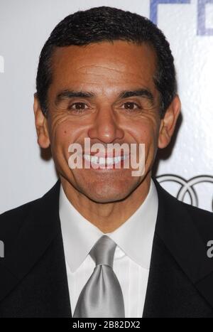 Bürgermeister Antonio Villaraigosa auf dem AFI fest 2006 Black Tie Opening Night Gala und US-Premiere von Emilio Estevez's 'Bobby' im Grauman's Mann Chinese Theatre in Hollywood, CA. Die Veranstaltung fand am Mittwoch, 1. November 2006 statt. Foto von: SBM / PictureLux - Aktenzeichen # 33984-9319SBMPLX Stockfoto