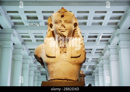 Pharaonen-Figur, Amenhotep III, aus Theben im ägyptischen Skulpturenraum, im British Museum. Stockfoto