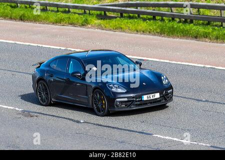 2018 Black Porsche Panamera Turbo S E-Hybrid; UK Fahrzeugverkehr, Transport, bewegliche Fahrzeuge, Fahrzeug, Straßen, Motoren, Fahren auf der Autobahn M6 Stockfoto