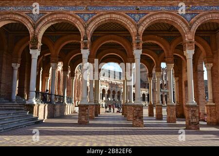 Bögen in den Gebäuden der Plaza de España in Sevilla Stockfoto