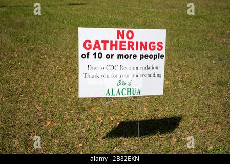 Eingeschränkte Menschenversammlung unterzeichnen in einem öffentlichen Park in Alachua, Florida, aufgrund der Bedrohung durch Coronavirus. Stockfoto