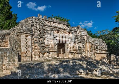 Eingang zum Monstermund im Palacio Principal, Maya-Ruinen auf der archäologischen Stätte Hochob, in der Nähe von Chenoh, Yucatan-Halbinsel, Campeche State, Mexiko Stockfoto