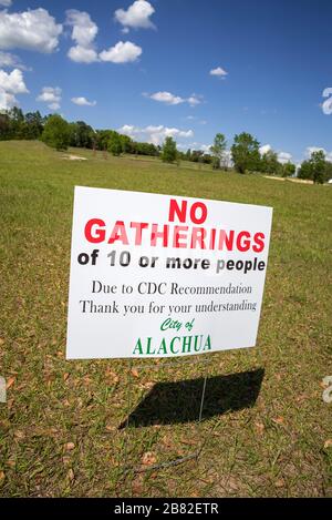 Eingeschränkte Menschenversammlung unterzeichnen in einem öffentlichen Park in Alachua, Florida, aufgrund der Bedrohung durch Coronavirus. Stockfoto