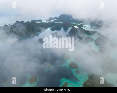 In einem abgelegenen Teil von Raja Ampat, Indonesien, finden Sie eine erstaunliche Menge Kalksteininseln. Diese tropischen Inseln sind von gesunden Korallenriffen umgeben. Stockfoto