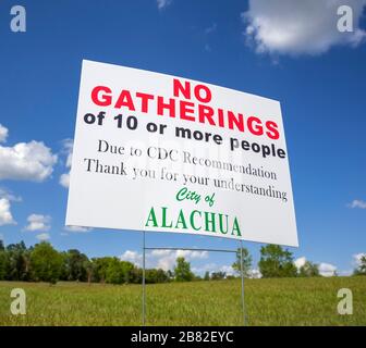 Eingeschränkte Menschenversammlung unterzeichnen in einem öffentlichen Park in Alachua, Florida, aufgrund der Bedrohung durch Coronavirus. Stockfoto