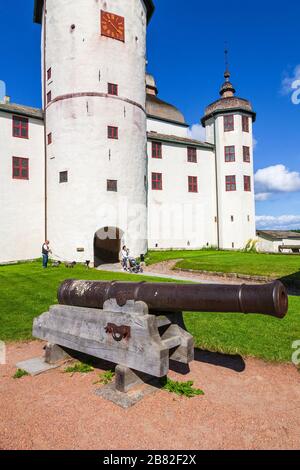 Alte Kanone auf dem Hof im Schloss Lacko Stockfoto