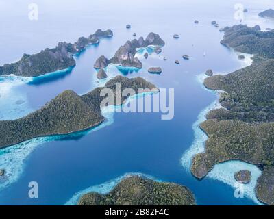 In einem abgelegenen Teil von Raja Ampat, Indonesien, finden Sie eine erstaunliche Menge Kalksteininseln. Diese tropischen Inseln sind von gesunden Korallenriffen umgeben. Stockfoto