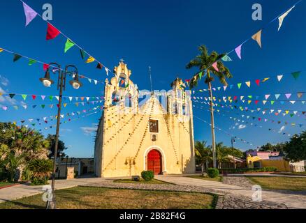 Parroquia de San Antonio de Padua, Kirche mit Pfennigen dekoriert, in Hopelchen, Yucatan-Halbinsel, Campeche Staat, Mexiko Stockfoto