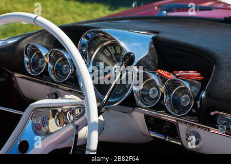 Armaturenbrett in einem amerikanischen Oldtimer Stockfoto