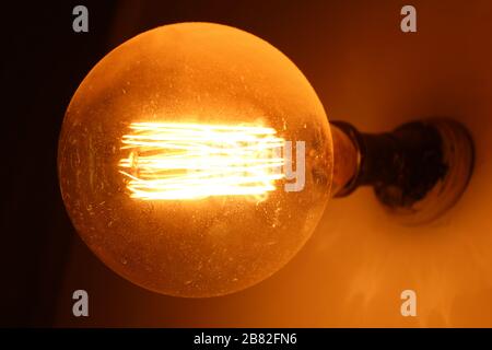 Licht in der dunklen, großen Glühlampe. Stockfoto