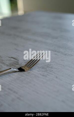 Gabel auf dem Tisch, natürlicher Schuss Stockfoto