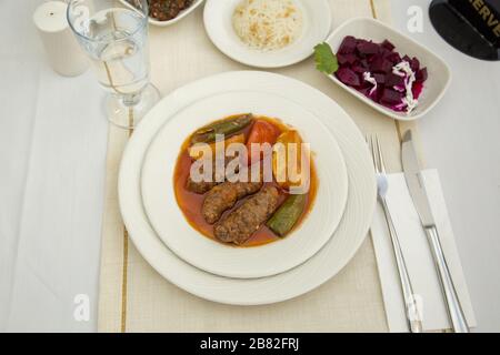 Türkische Küche izmir Meatball Kofte / Kofta mit Tomaten und Zwiebel in Plattenportion. Stockfoto Stockfoto