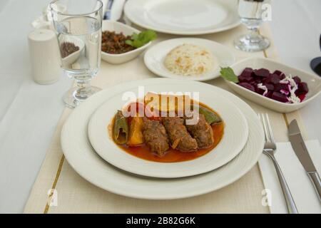 Türkische Küche izmir Meatball Kofte / Kofta mit Tomaten und Zwiebel in Plattenportion. Stockfoto Stockfoto