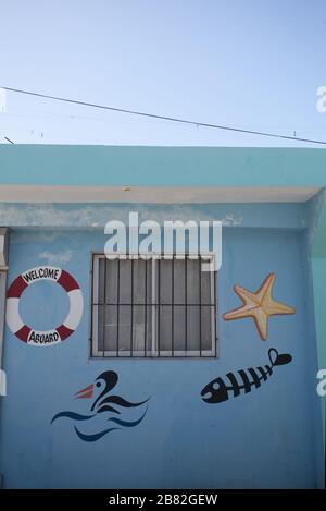 Blau bemalte Wand mit lustigen Kunst, Meeresmotive, Bayahibe, Dominikanische Republik Stockfoto