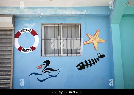 Blau bemalte Wand mit lustigen Kunst, Meeresmotive, Bayahibe, Dominikanische Republik Stockfoto