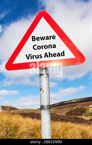 Achtung, Covid 19-Zeichen, Beware Corona Viruszeichen, Zeichen, Zeichen, Corona-Virus, Covid 19, Kovid-Virus, Covid 19-Virus, Beware Sign, Virus Ahead, Viren Stockfoto
