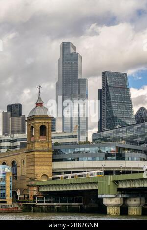 Hohe Bürogebäude der City of London über den Türmen des Bahnhofs Cannon Street. Stockfoto