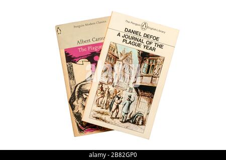 Kopien EINES Journal of the Plague Year von Daniel Defoe und The Plague oder La Peste von Albert Camus. Stockfoto