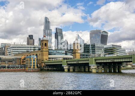 Hohe Bürogebäude der City of London über den Türmen des Bahnhofs Cannon Street. Stockfoto