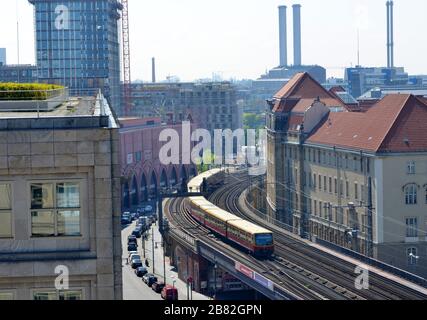 Berlin, Deutschland 05-17-2019 ein Stadtzug, in der deutschen S-bahn auf dem Weg zum Bahnhof Alexanderplatz Stockfoto