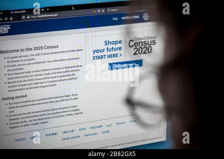 Eine Frau bereitet sich darauf vor, am Freitag, den 13. März 2020, den Census 2020 mit ihrem Computer abzuschließen. Die Volkszählung ist eine Zählung aller Menschen, die in den Vereinigten Staaten leben, Bürger und Nichtbürger. Per Gesetz wird es alle 10 Jahre durchgeführt, und die Informationen werden verwendet, um Kongresswahlkreise umzuteilen und die Verteilung von Regierungsmitteln zu beeinflussen. (© Richard B. Levine) Stockfoto