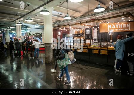 Geschlossen und am Montag, 16. März 2020, ein noch geöffnetes Restaurant auf dem Chelsea Market in New York. Aufgrund der Anforderung von sozialen Distanzierbars und Restaurants schließen Restaurants mit Restaurants, die nur zum Mitnehmen und zur Lieferung berechtigt sind. (© Richard B. Levine) Stockfoto