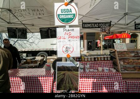 Anbieter auf dem Union Square Greenmarket in New York bearbeiten am Mittwoch, 18. März 2020 Produkte für Kunden, anstatt sie zusammenführen und sich selbst aussuchen zu lassen. (© Richard B. Levine) Stockfoto