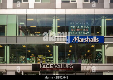 Marshalls Store in der Innenstadt von Brooklyn in New York am Samstag, 14. März 2020. Marshalls ist eine Marke der TJX-Unternehmen, Muttergesellschaft von Marshalls, T. J. Maxx, HomeGoods und anderen Marken. (© Richard B. Levine) Stockfoto