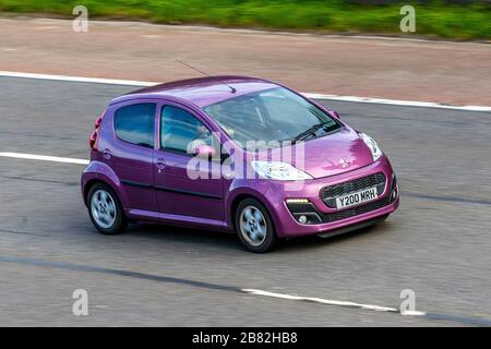 2014 Peugeot 107 Allure; Großbritannien Fahrzeugverkehr, Verkehr, bewegliche Fahrzeuge, Fahrzeug, Straßen, Motoren, Autofahren auf der Autobahn M6 Stockfoto