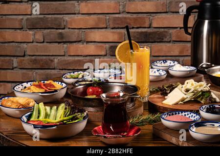 Brakschnell Tisch von türkischer Küche Stockfoto