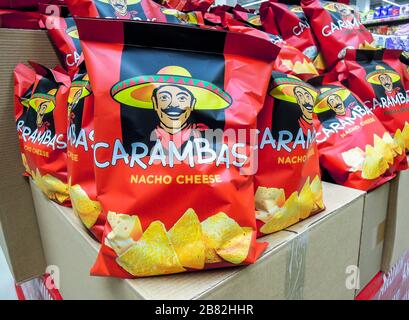 Samara, Russland - 18. März 2020: Packungen mit Kartoffelchips Carambas, die im Superstore auf dem Regal erhältlich sind Stockfoto