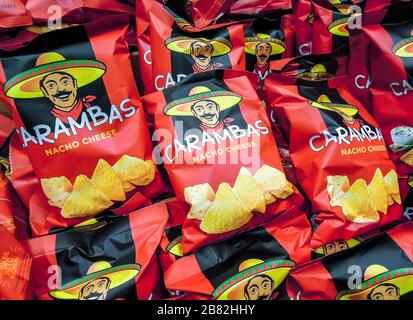 Samara, Russland - 18. März 2020: Packungen mit Kartoffelchips Carambas, die im Superstore auf dem Regal erhältlich sind Stockfoto