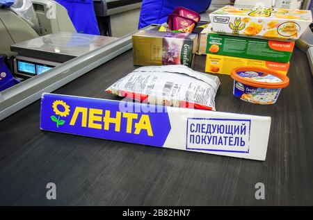 Samara, Russland - 18. März 2020: Güterabscheider am Förderband im Superstore Lenta. Text auf Russisch: Lenta, nächster Käufer Stockfoto