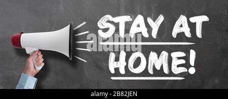 Mann mit Megafonschreien BLEIBEN ZU HAUSE, soziale Distanzierung aufgrund des Corona-Virus-Pandemie-Konzepts Stockfoto