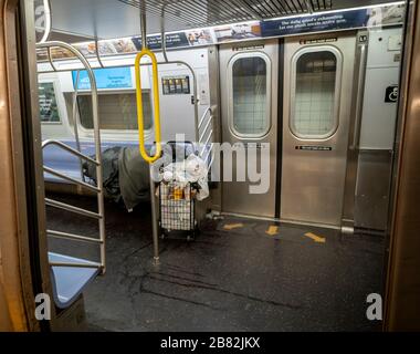 Ein Obdachloser schläft am Mittwoch, 18. März 2020, in einem U-Bahn-Zug in New York. (© Richard B. Levine) Stockfoto