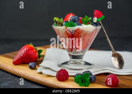 Quinoa chia Samen Dessert mit Mandeln Milch Erdbeere Himbeere Blaubeere Kiwi frische Minznapkin Stockfoto