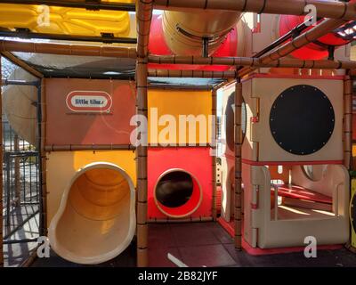 Detailansicht des Spielraums für Kinder im Freien im McDonald's Restaurant in Dublin, Kalifornien, 23. Februar 2020. () Stockfoto