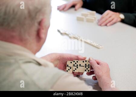 Spielen von Dominos in der sozialen Gruppe der Rentner, North Ormesby Community Hub, Middlesbrough, Teesside, Großbritannien. 28/1/2020. Foto: Stuart Boulton Stockfoto