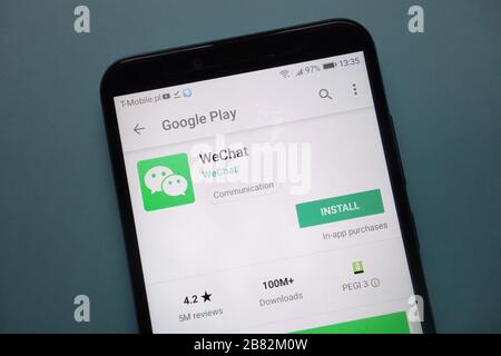 Die WeChat App auf der Google Play Website wird auf dem Smartphone angezeigt Stockfoto