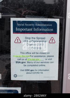 Ein Schild an der Tür eines Sozialversicherungsamts in inwood, manhattan, New york, das angibt, dass es aufgrund des Coronavirus oder der Kovid-19-Pandemie geschlossen ist Stockfoto