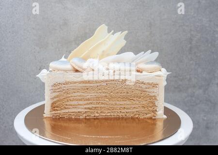 Scheibe Honigkuchen mit Schokolade auf weißem Kakestand Stockfoto