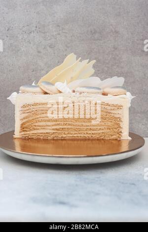 Scheibe Honigkuchen mit Schokolade auf weißem Kakestand Stockfoto