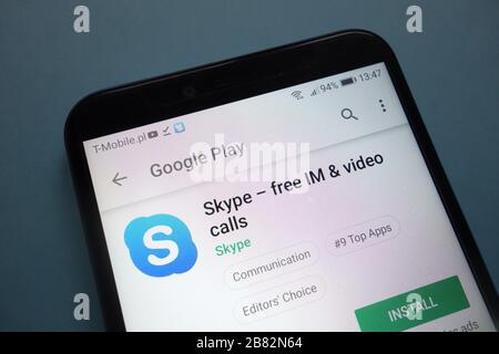 Skype-App auf der Google Play-Website auf dem Smartphone angezeigt Stockfoto