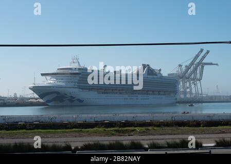 Das Kreuzfahrtschiff Grand Princess, das am Hafen von Oakland angedockt ist, entlädt Passagiere, die dem Coronavirus COVID-19 ausgesetzt sind, als Vorbereitung auf Quarantäne, während eines Ausbruchs der Krankheit in Nordkalifornien, Oakland, Kalifornien, am 12. März 2020. () Stockfoto