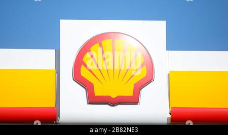 Tschenstochowa, Polen, Silesia -17. März 2020: LOGO-SHELL, TANKSTELLE, Gaspumpe, SHELL V- POWER FuelSave Stockfoto