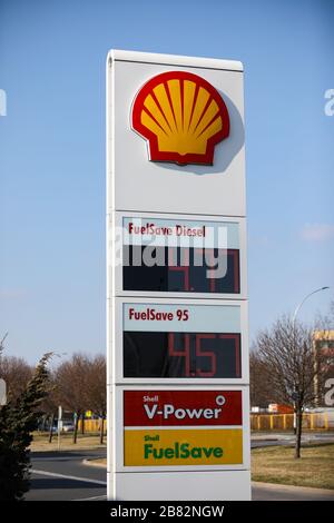 Tschenstochowa, Polen, Silesia -17. März 2020: LOGO-SHELL, TANKSTELLE, Gaspumpe, SHELL V- POWER FuelSave Stockfoto