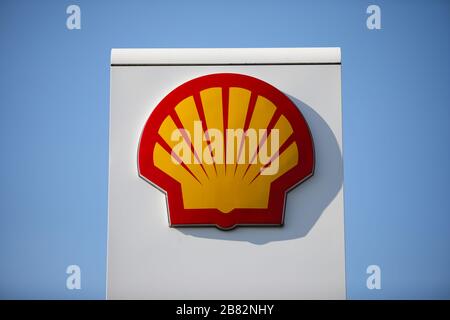 Tschenstochowa, Polen, Silesia -17. März 2020: LOGO-SHELL, TANKSTELLE, Gaspumpe, SHELL V- POWER FuelSave Stockfoto