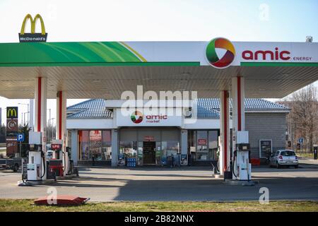 Tschenstochowa, Polen, Silesia -17. März 2020: AMIC Tankstelle, Gaspumpe, AMIC-ENERGIETRÄGER Stockfoto