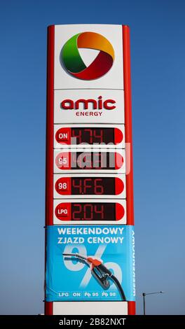 Tschenstochowa, Polen, Silesia -17. März 2020: AMIC Tankstelle, Gaspumpe, AMIC-ENERGIETRÄGER Stockfoto